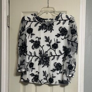 3/$18โต๏ธ Kim & Cami white floral embroidered blouse
